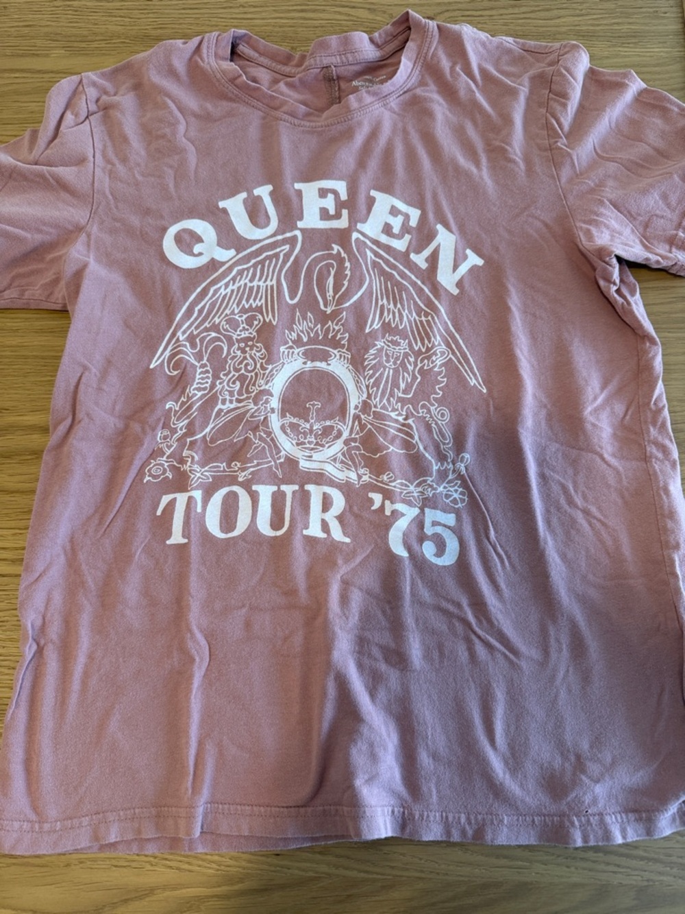 Abercrombie & Fitch Mauve Pink 'Queen Tour '75' Graphic Tee